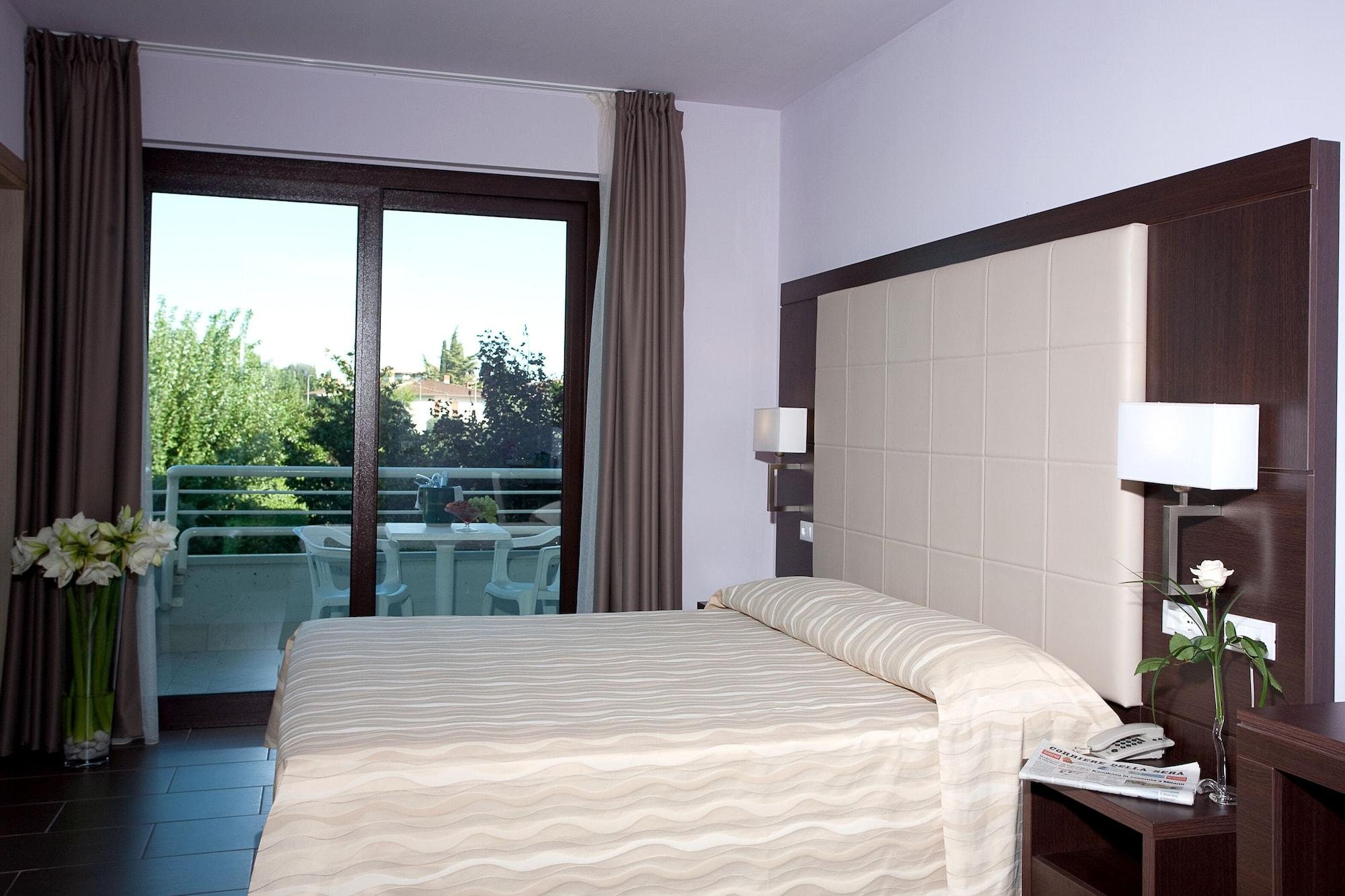 Hotel Porto Azzurro Sirmione Bagian luar foto