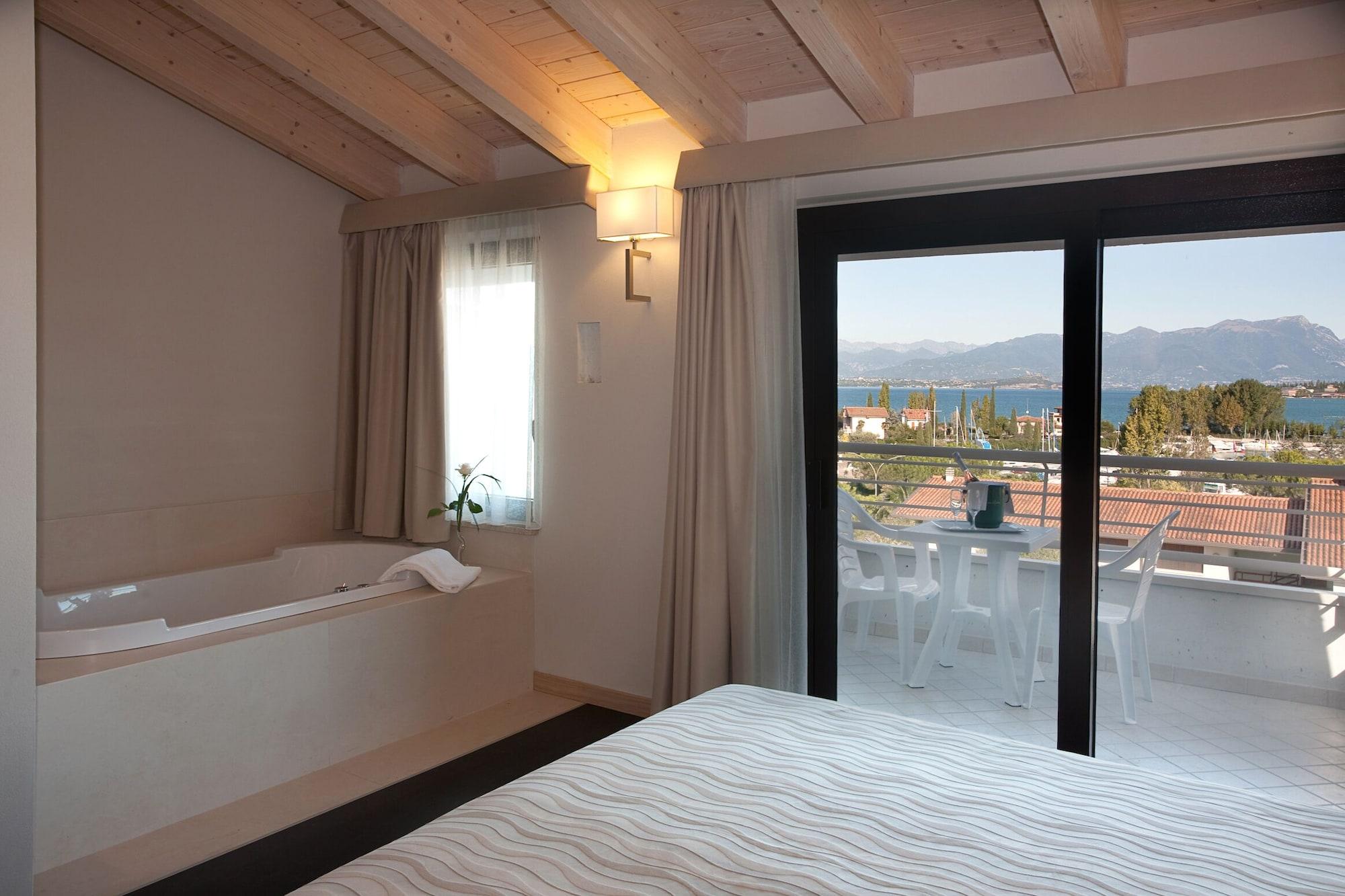 Hotel Porto Azzurro Sirmione Bagian luar foto