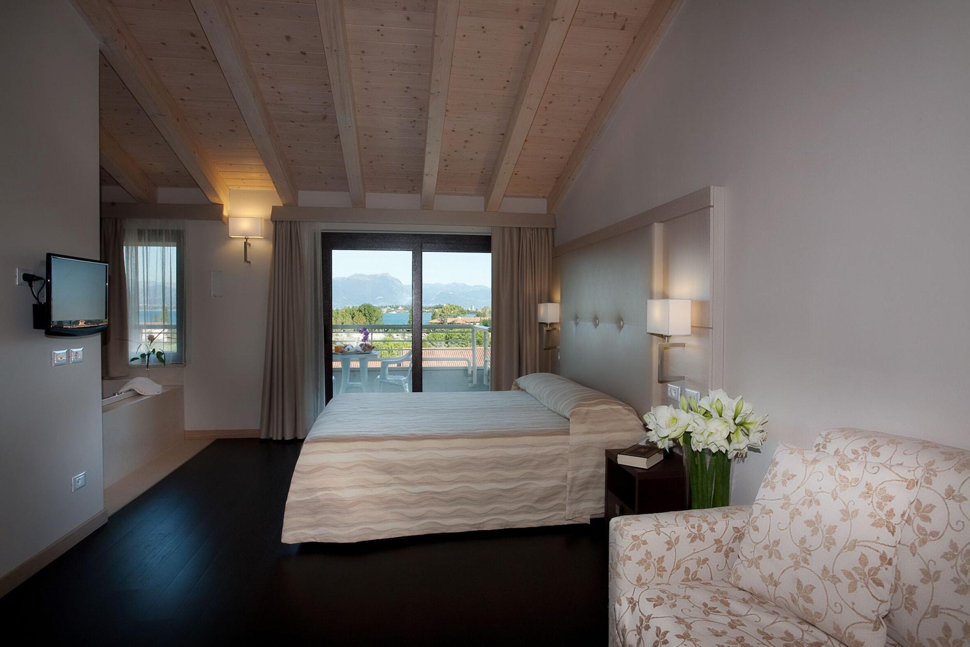 Hotel Porto Azzurro Sirmione Bagian luar foto