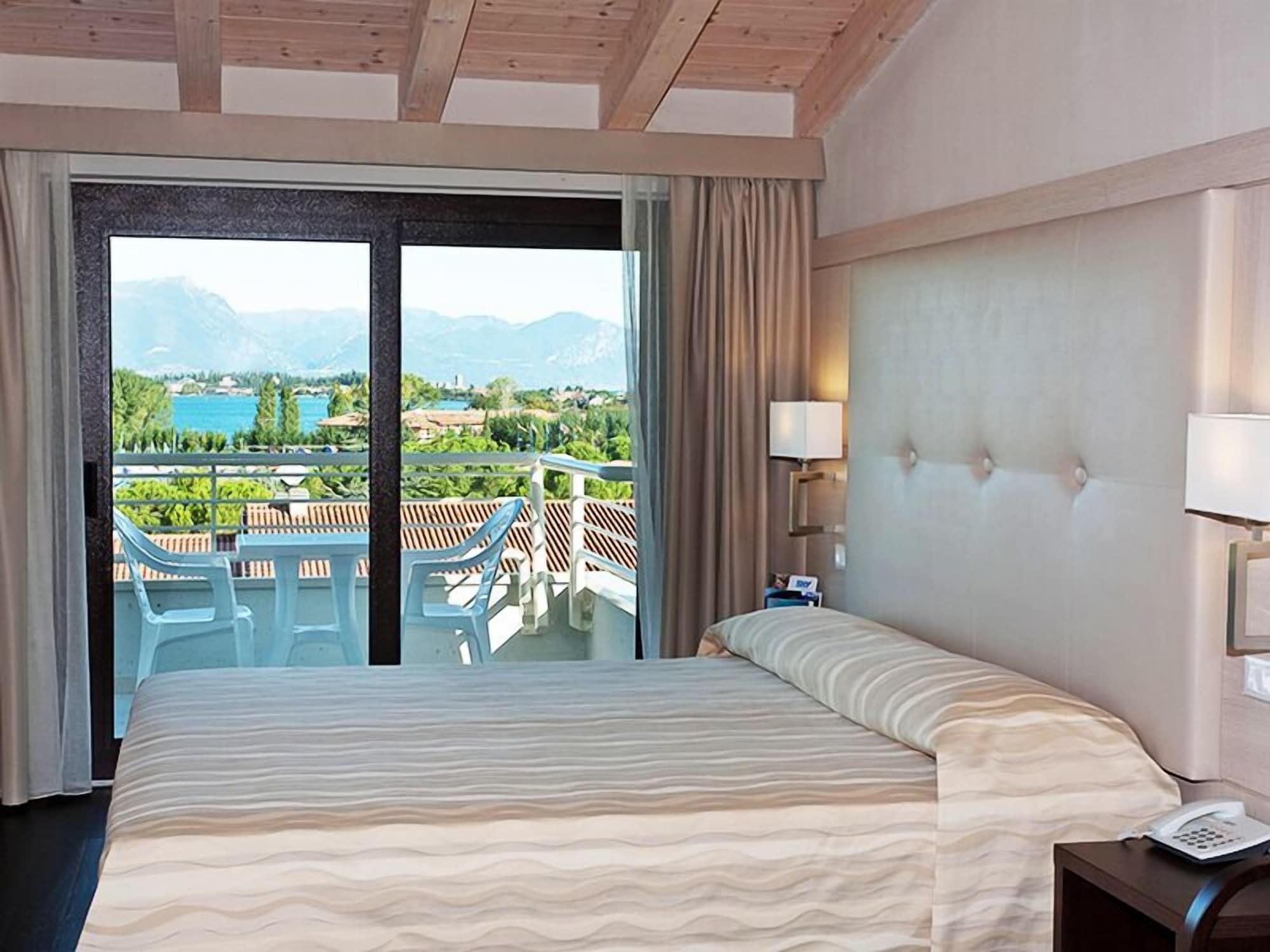 Hotel Porto Azzurro Sirmione Bagian luar foto