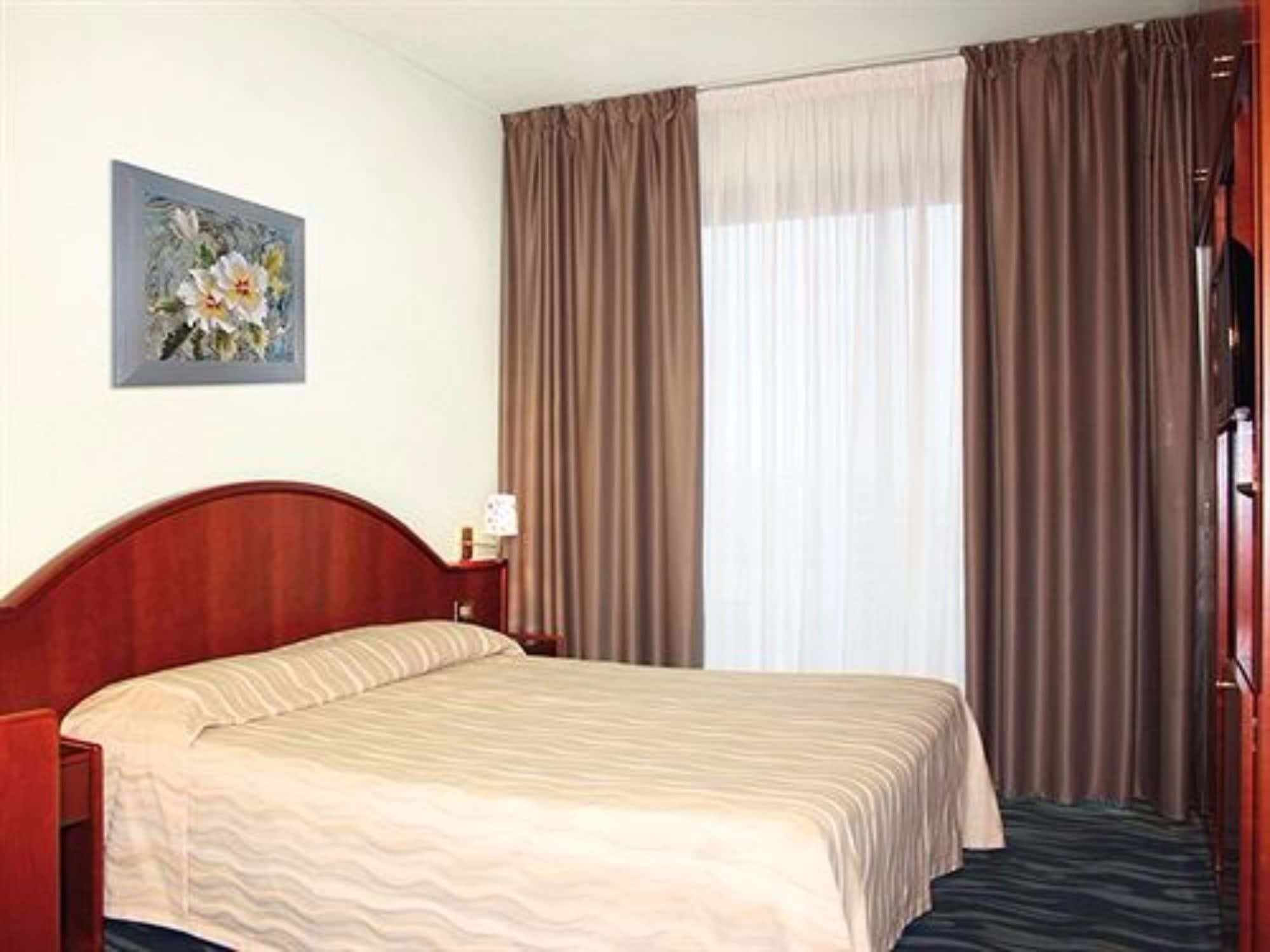 Hotel Porto Azzurro Sirmione Bagian luar foto