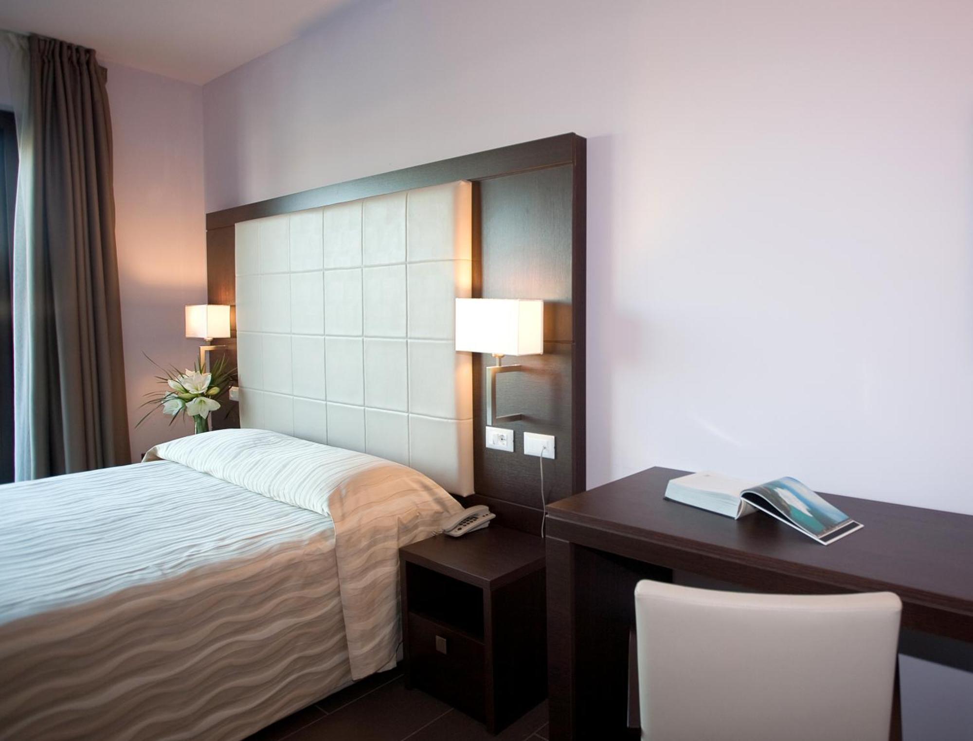 Hotel Porto Azzurro Sirmione Bagian luar foto