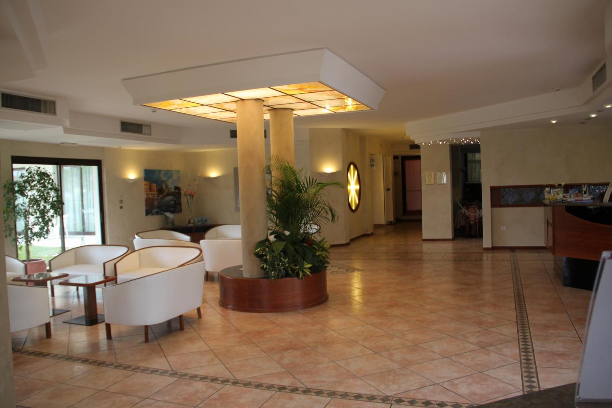 Hotel Porto Azzurro Sirmione Bagian luar foto
