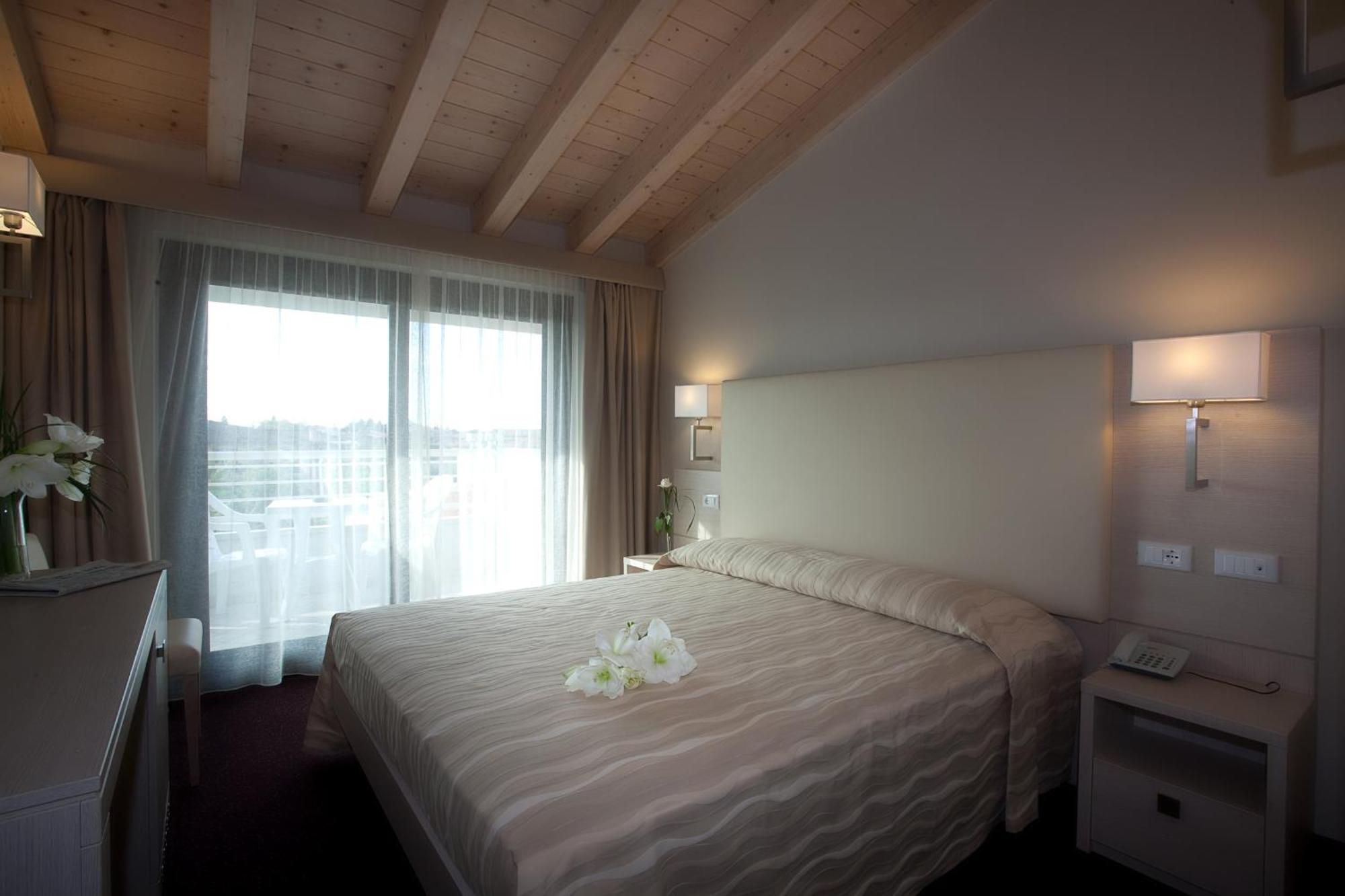 Hotel Porto Azzurro Sirmione Bagian luar foto