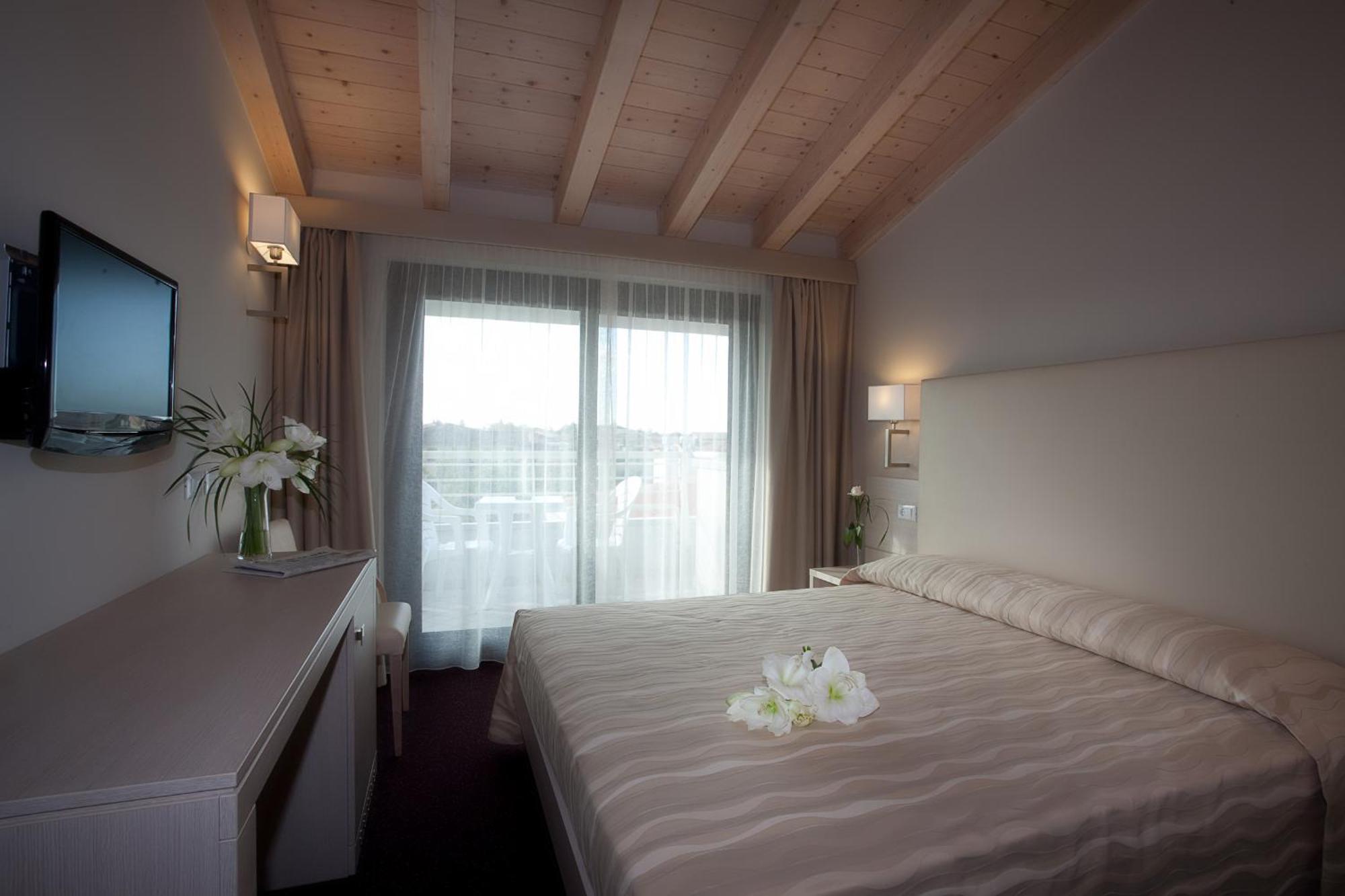 Hotel Porto Azzurro Sirmione Bagian luar foto