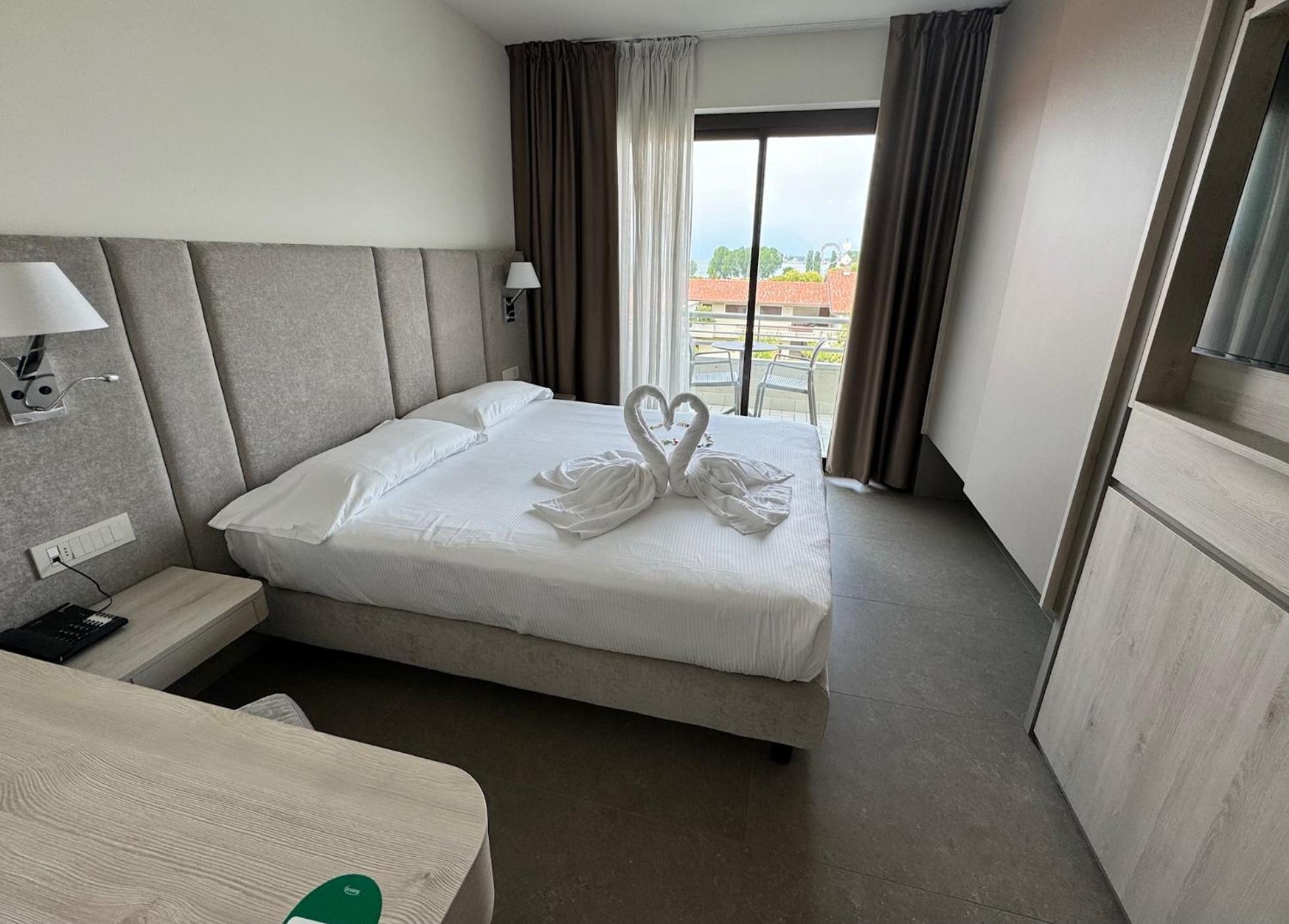 Hotel Porto Azzurro Sirmione Bagian luar foto