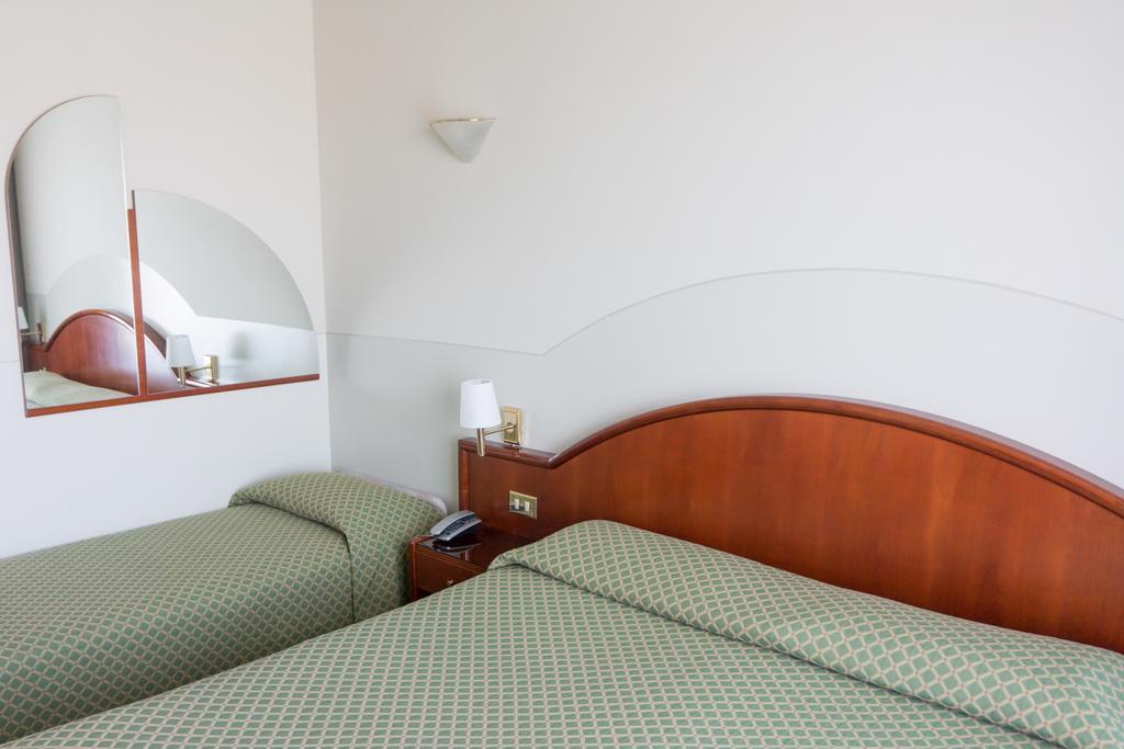 Hotel Porto Azzurro Sirmione Ruang foto